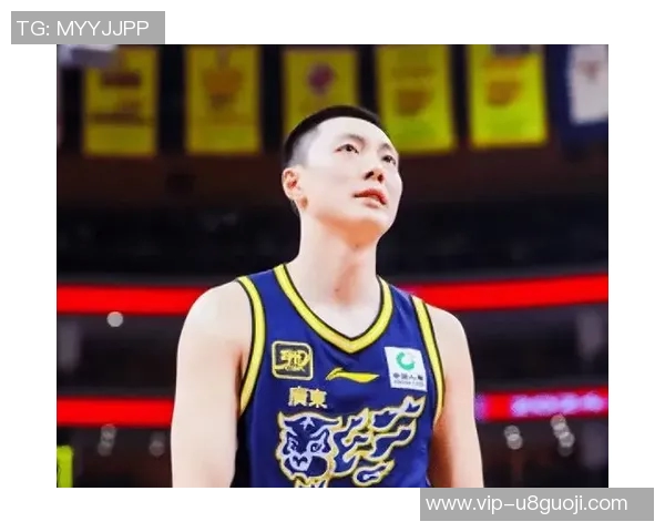 媒体人分享广东全运男篮探班照片赵睿身穿北京T恤与胡明轩崔永熙同框合影